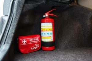Аптечка и огнетушитель в главе пдд