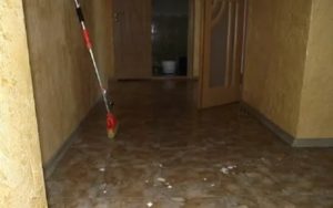 Если залили соседи а их нет дома
