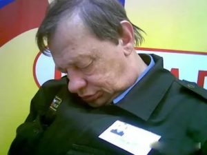 Не сменили сторожа что ему делать